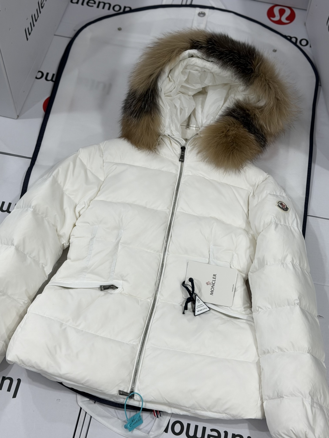 몽클레어 화이트 다운 재킷
